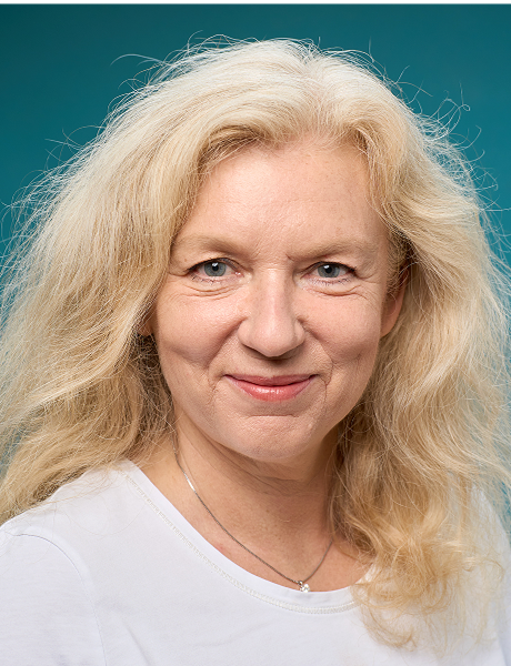 Ärztin mit einem netten lächeln schaut in die Kammera